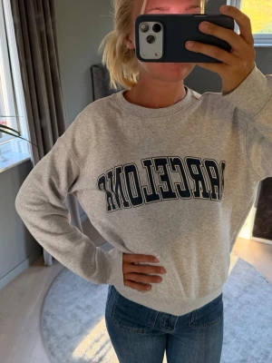 Hm tröja  - En snygg Hm tröja, där det står ”Barcelona” på. Inga skador!
