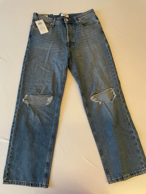 Jack & Jones jeans  - Oanvända jeans från Jack & Jones med tags kvar. Modell Eddie, i baggy stil. Storlek 30/30. Nypris 499.95kr. 