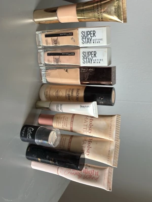 Foundationpaket med flera märken - Ett paket med olika foundations i flytande och stickformat från bland annat Maybelline, IsaDora och Makeup Mekka. Färgerna varierar från ljus beige till medium beige. Innehåller både mattande och lystergivande formulas i glasflaskor, tuber och stick. Perfekt för dig som vill testa olika baser.