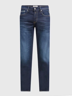 Mörkblå slim fit jeans från Replay - Snygga mörkblå slim fit jeans från Replay med klassisk femficksmodell och kontrastsömmar. Jeansen har en lätt tvättad look och raka ben. Tillverkade i stretchig denim för extra komfort. Finns i 29/30