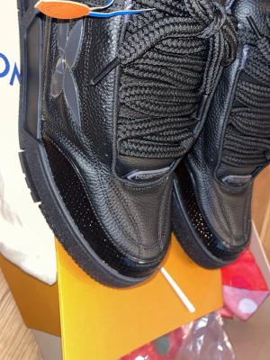 Louis Vuitton Svarta sneakers - Skriv om du har frågor!