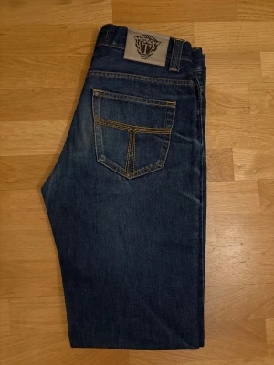 Tiger of Sweden Forslund Raw jeans  - Säljer ett par feta jeans för riktigt bra pris från Tiger of Sweden. Model Forslund Raw i denim jeans, storlek 29/34 i bra skick med snygga slitningar ner på benen. Nypris runt 1500-2000kr. Skriv vid funderingar och kom med pris förslag 🐯✌️