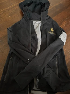 Träningströja från Maya Delorez🤍 - Svart träningströja från Maya Delorez med grå och guldiga detaljer. Stretshigt material och väldigt bekväm att rida/ träna i🌟                  Nypris 999 kr.