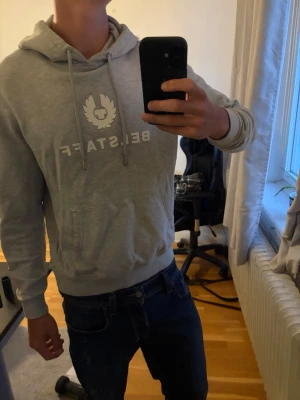 BELSTAFF - En hoodie från märket BELSTAFF i den bra slim passform i storlek M, nypris 1950 kr mitt pris 1000. Skriv vid funderingar!😊