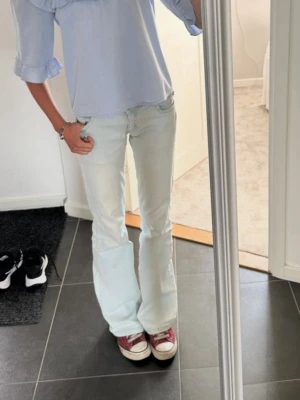 Lågmidjade bootcut jeans - Hej!! Säljer mina jättefina bootcut jeans med låg midja!! Passar i längden för mig som är 172! Det står ingen storlek men skulle säga att de är en w26. De är lite sydda i skrevet men det syns inte när de är på. De är köpta second hand och märket heter ”style and quality”. Tveka inte att skriva vid frågor och pris kan diskuteras🫶