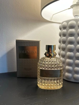Valentino uomo born in Roma the gold 100ml Edt - Säljer min Valentino Born in Roma The Gold. Det är ca 85 ml kvar och den kommer med originalkartongen.  Parfymen är i fint skick och har endast använts ett fåtal gånger. Säljs då den inte kommer tillräckligt mycket till användning.  📦 Skickas väl emballerad. 💬 Hör gärna av dig vid frågor!