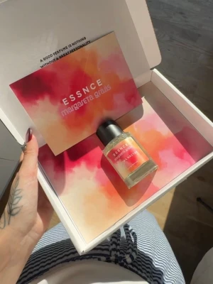 ESSNCE parfym Margareta Grääs - Parfym från ESSNCE i samarbete med Margareta Grääs i doften ”aurora nectar”. Har bara testat den💞 har tyvärr inte kartongen kvar.