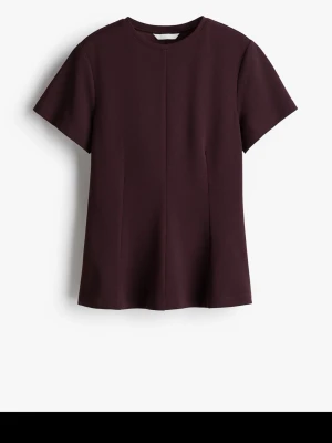 Mörk vinröd kortärmad topp - En stilren mörk vinröd topp med rund hals och korta ärmar. Toppen har en figursydd passform och är tillverkad i ett mjukt, slätt material som ger en clean look. Perfekt att matcha med både jeans och kjol. Aldrig använd utan den är i helt nytt skick.