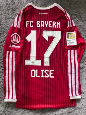 Bayern München 26/27 Olise - En Bayern München tröja för 26/27 med Olise i spelar version, storlek M