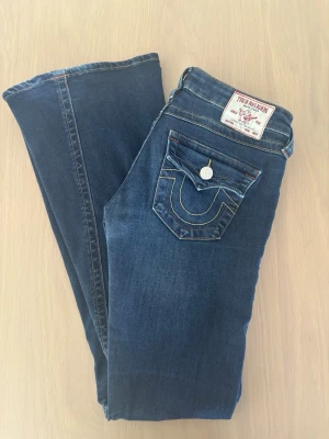 Mörkblå True Religion jeans - Snygga mörkblå jeans från True Religion! 💙 storlek 25 som motsvarar S skulle jag säga