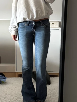 Blå Lågmidjade jeans Abrand  - Jättesnygga Lågmidjade jeans från Abrand säljer då de är för små. Modell superlow tall