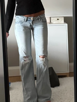 Lågmidjade jeans med hål - Lågmidjade jeans från Gina Young storlek xs tall säljer då de är lite små