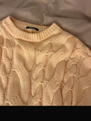 Stickad tröja  - Populär stickad tröja ifrån gina tricot. Inte använd och färgen är mer orange/korall än på bilden! 