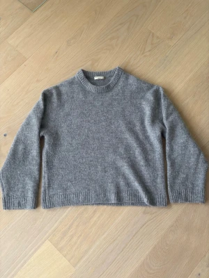 Grå stickad tröja - Mysig grå stickad tröja från Gina Tricot. 