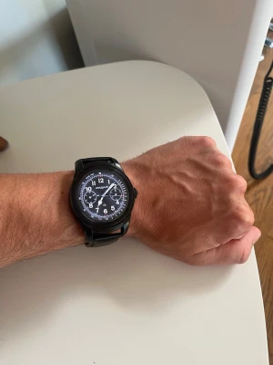 Svart Montblanc smartwatch   - Montblanc med klassisk klockdesign och flera digitala urtavlor inspirerade av Montblancs mekaniska klockor.  Klockan är använd och läderarmbandet har normalt bruksslitage, se bilder. Fungerar som den ska.  Passar bra för den som vill ha en smartwatch som ser mer ut som en traditionell kvalitetsklocka än en vanlig sportklocka.  Android kompatibel. Pulsmätare, stegräknare mm. Svart skinnarmband  Kopplas till smartphone eller wifi. Ej simkort eller e-sim kompatibel. Nypris 9000kr