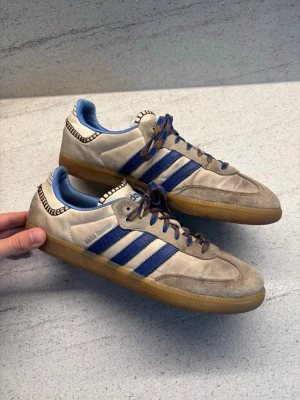 Adidas x Wales Bonnier 46 ursnygga - Sjukt snygga populära och eftertraktade adidas f Wales Bonnier skor k storlek 46 säljes. Väldigt sköna och perfekta för sig som vill ha prisvärda skor. Smutsiga skulle behöva tvättas därav låga priset men fortfarande fina och tveka inte vid minsta fråga eller fundering!