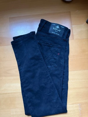 Svarta slim fit Anbass jeans från Replay - Snygga svarta jeans från Replay med klassisk femficksdesign och smal passform. Priset är inte hugget i sten🙌