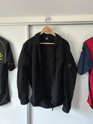 CP company overshirt i fint skick! - Sjukt snygg CP company overshirt i väldigt bra skick! Perfekt nu till hösten 