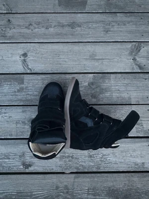 Isabel marant skor - Snygga isabel marant skor i färgen svart. Box ingår