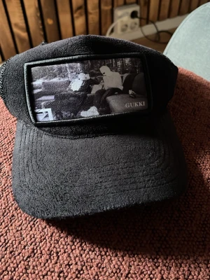 Velvet keps - Tja, säljer en velvet keps från gukki clothing👌 Sällsynta eftersom kepsarna bara släpptes limiterat en gång. På bilden är de Einar och 1 cuz