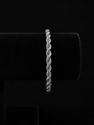 Cordell Armband Silver  - Snyggt armband i silverfärgad metall med flätad design. Armbandet har en robust karbinhake som lås och en stilren, tidlös look som passar till många olika stilar. Perfekt accessoar för dig som gillar minimalistiska smycken.