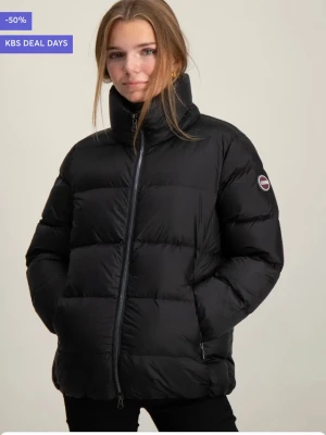 Svart dunjacka från Colmar - Snygg svart dunjacka från Colmar med hög krage och quiltad design. Jackan har dragkedja framtill, två sidofickor med dragkedja och Colmar-logga på ärmen. Perfekt för kalla dagar och ger en stilren look. helt ny storlek 14år passar xs-s. köpte för runt 4000kr ❤️vill sälja snabbt