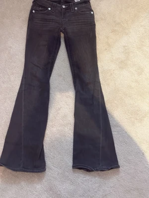 Svarta bootcut jeans True Religion - Säljer ett par gråa  bootcut jeans från True religion,har en pytte liten skada på länden men syns knappt,inte så använda köpta i februari  