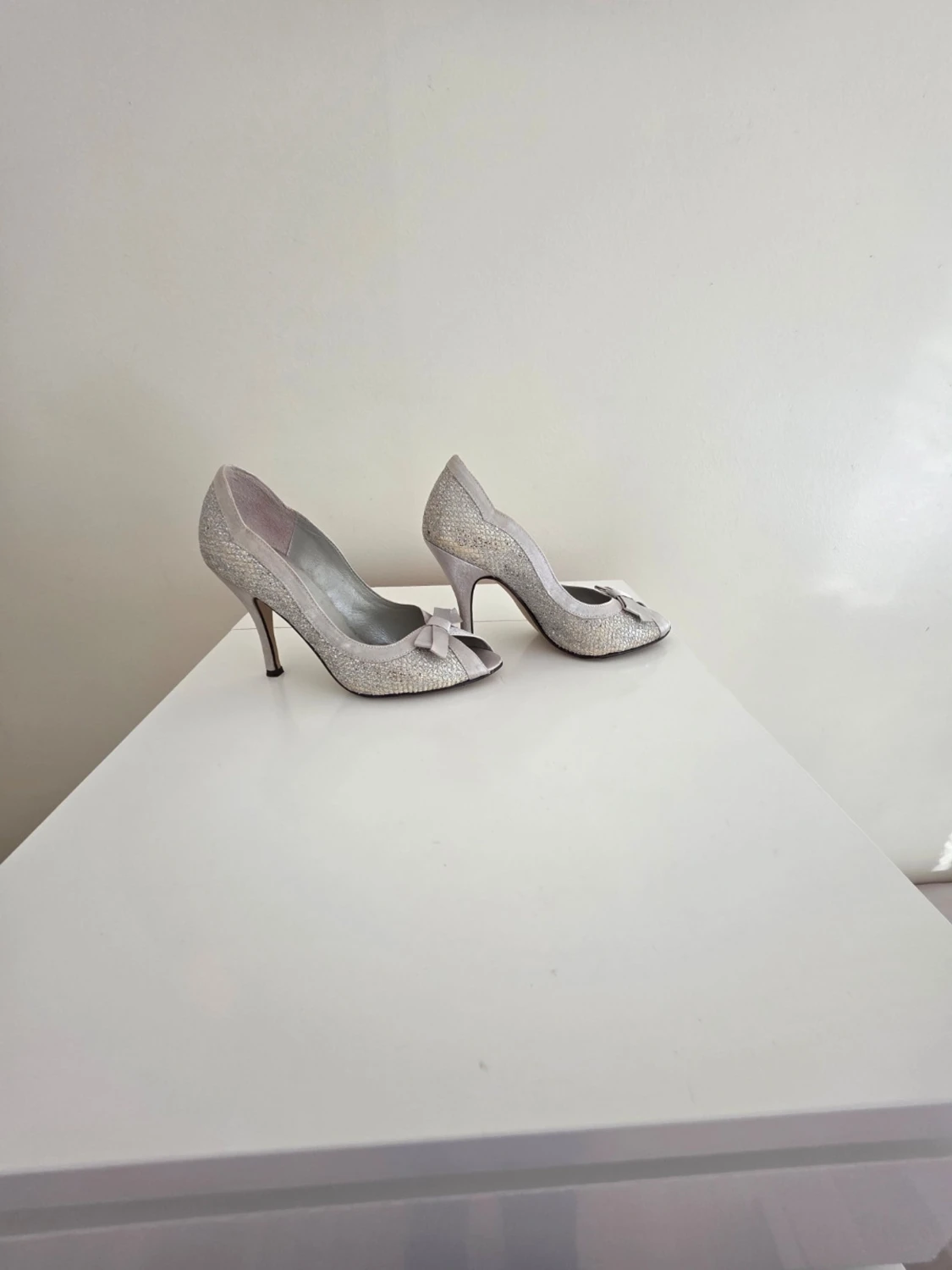 Glittriga peep toe pumps med rosett - 1