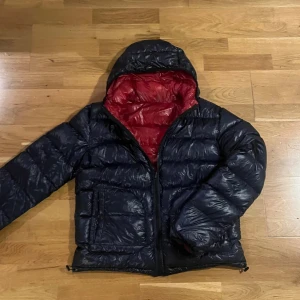 Herno jacka - Herno Jacka, lapparna med storleken har ramlat av men den är i storleken M, kom privat vid mått. Jackan är i använt men fint skick. Inga konkreta defekter. Jackan är i väldigt exlusivt material och med en snygg glansig yta. Kom privat vid frågor. 
