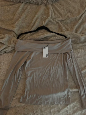 Beige offshoulder topp - Snygg beige offshoulder topp med prislappen kvar 