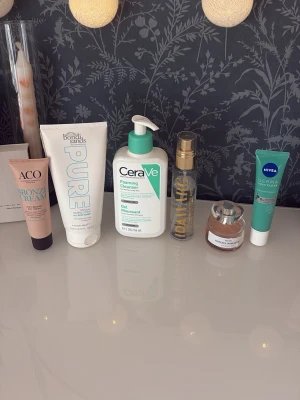 Hudvårds set - Säljer detta set med 6 olika produkter som endast är testade☺️jättefint skick och superbra produkter! Aco bronzing cream, cerave foaminh cleanser, Ida Warg rakning mist, bondi sand brun utan sol, hm parfym, nivea ansiktsserum/kräm
