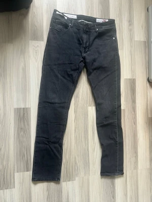  Svarta tramarossa jeans - Brand new! Helt nya tramarossa jeans. Färgen är svart men ser lite mer mörk grå ut när ljuset slår på jeansen. Modellen är michealangelo så de är mot slim fit straight hållet!