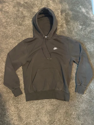 Grön Nike hoodie med huva - Säljer en grön hoodie från Nike med logga på bröstet. Hoodien har en magficka framtill i huvan och ribbade muddar vid ärmar och nederkant. Tillverkad i mjukt och bekvämt material, perfekt för chill och kallar dagar❄️Fraktar samma dag plagget är köpt❤️‍🩹