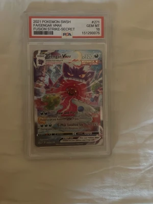 Pokémonkort Gengar - Obs detta är ett costum gjort kort alltså ej orginallt. Säljer ett Pokémonkort, Gengar VMAX från Fusion Strike Secret, 2021. Kortet är graderat PSA 10 GEM MT och ligger i ett genomskinligt plastskydd. Perfekt för samlare som gillar Pokémon och vill ha något unikt i sin samling.