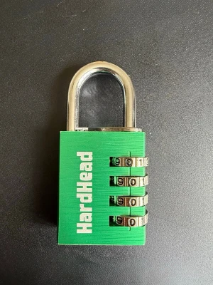 Grönt kodlås från HardHead - Säljer ett grönt kodlås med fyra kombinationshjul från HardHead. Låset är tillverkat i metall och har en borstad finish. .