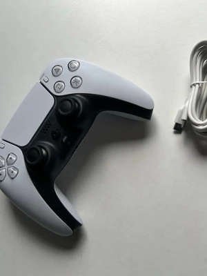 Handkontroll - Säljer denna dualsense ps4 kontroll med design av en ps5 kontroll köpte den från nätet då ny pris var 399kr.  Trodde att den fungera till ps5 konsol och spelen där men den funkar tydligen bara till ps4 och PC då den kan kopplas till en dator med sladd. Så ja den är helt ny har inte använt den alls inga fel alls. Pris går att diskutera skriv om frågor eller funderingar.