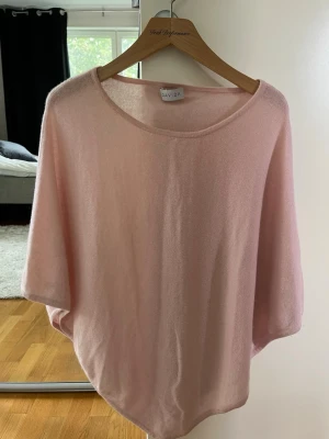 Ljusrosa poncho från Davida - Köptes för ett tag sedan för 1600kr, använd men fortfarande bra skick. Pris kan diskuteras. 