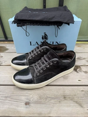 Lanvin - Lanvin dbb1 patent cap toe i svart | storlek 10 eu44 kan passa större | mycket bra skick, finns lite tecken på användning men annars väldigt bra skick | box och dustbags medföljer också | pris går att diskutera vid snabb affär |