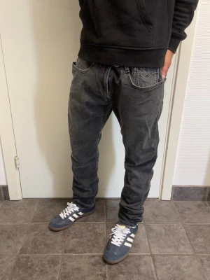 Replay jeans - Snygga jeans ifrån Replay i storlek 32/32. Mycket bra skick. Modell: Anbass. A=44CM B=102CM C=17CM. Modellen är 173cm, 64kg. Pris kan diskuteras!!