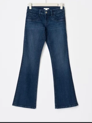 Mörkblå bootcut jeans - Snygga mörkblå bootcut jeans med klassisk femficksdesign och normalhög midja. I storlek 146 och passar xxs/xs. 