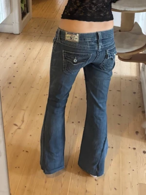 Vintage bootcut trues med diamanter - Vintage true religion i toppskick. Jättefina blåa diamanter och sömmar. Bootcut lowwaist i stl S (w26). Utsydda snyggt gjort. Hör av er för frågor eller fler bilder❤️