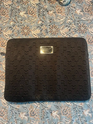 Datafodral - Säljer ett Datafodral från Marc Jacobs 