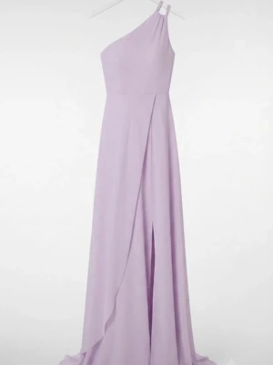 Ljuslila oneshoulder långklänning - Säljer en elegant ljuslila långklänning med oneshoulder-design och slits framtill. Klänningen har en mjuk och flytande form som ger en snygg siluett. Perfekt för dig som vill sticka ut på nästa stora event!