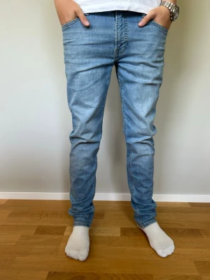 Ljusblå slim fit jeans herr Vailent  - Säljer ett par ljusblå slim fit jeans normal midja från Vailent. Jeansen har en snygg tvättad look och raka ben som smalnar av. Perfekta till vardagsstilen och passar till det mesta. Materialet är mjukt denim i bomull. Slim Storlek S (troligen w30 l30). Pris kan diskuteras vid smidig affär.