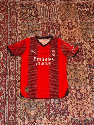 AC Milan matchtröja Puma röd/svart PRIS KAN DISKUTERAS!! - Snygg AC Milan tröja puma R.Leao på baksidan nummer 17 size S PRIS KAN DISKUTERAS!!