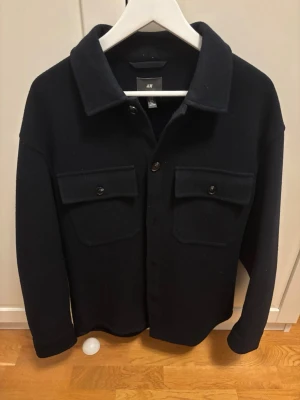 Overshirt från H&M - En schysst Overshirt ifrån H&M i storlek M,i topp sick. Priset är förhandlingsbart så det är bara att buda på.