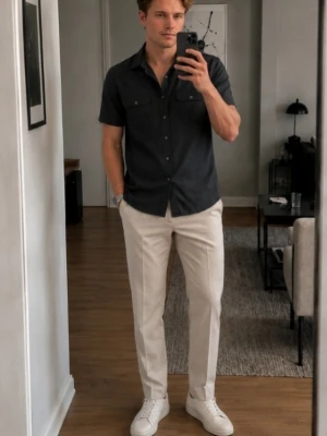 Svart kortärmad skjorta - Stilren svart skjorta med kort ärm och klassisk krage. Skjortan har knappar framtill och två bröstfickor med lock. Perfekt för en avslappnad men snygg look. Passar bra till både jeans och chinos.
