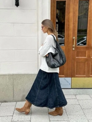 Vintage lång Levis jeanskjol - Säljer denna snygga vintage jeanskjolen från Levi's med klassiska fickor. Den är i mkt fint skick och passar strl S🤍
