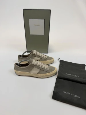 Tom Ford Skor  - Tom Ford Skor  Storlek 41 Ny pris= 10,000 kr  Modell= Marinblå Tom Ford kalvskinn, sammet, logotyp på sulan, krokodilpräglad! Inger OG tillkommer