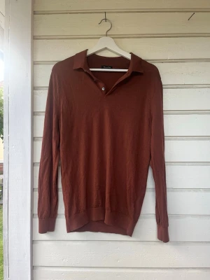 långärmad piké  - gjord i 100% merinoull från massimo dutti, knappt använd, priset ej hugget i sten!, orange/brun färgad, perfa till hösten!!